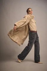 Polera beige melange de cuello alto y manga larga.