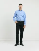 Camisa de manga larga con cuello button-down, bolsillo frontal y botones de madera.