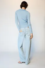 Jeans de tiro alto con cintura ancha, diseño de cinco bolsillos y pernera recta. Cierre frontal con cremallera y botón metálico.