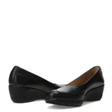 Zapato de cuero color marrón con taco cuña bajo y suela de goma negra. Presenta costuras decorativas en la parte frontal y un diseño de corte clásico.