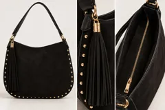 Cartera estilo hobo de color marrón con textura tipo gamuza, detalle de flecos colgantes y tachas doradas a lo largo de los bordes. Cuenta con asa para el hombro y herrajes metálicos dorados.