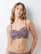 Bralette de encaje floral color lila, marca Montelle. Sin aro ni relleno, con forro interno de microtul elastizado. Breteles regulables y cierre trasero de tres posiciones.