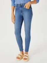 Pantalón de jean ajustado (skinny) de tiro medio, color azul claro con efecto lavado.