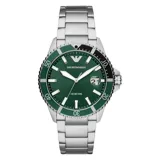 Reloj de pulsera Emporio Armani con caja de 42 mm y malla de acero inoxidable plateado. Presenta una esfera verde con acabado sunray, manecillas e índices luminiscentes, ventana de fecha a las 3 y bisel giratorio bicolor.