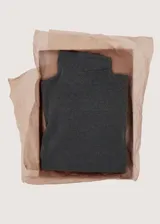 Jersey de punto gris oscuro con cuello alto y mangas largas, de diseño clásico y cómodo.