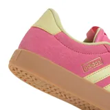 Championes Adidas VL Court 3.0 de gamuza color rosa con detalles en amarillo y suela color caramelo.