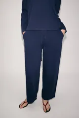 Pantalón balloon de tiro alto confeccionado en algodón, con cintura elástica ajustable mediante cordones tono sobre tono y bolsillos en el delantero.