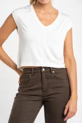 Remera negra de manga corta con escote en V y calce al cuerpo.