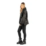 Campera de gamuza sintética color negro, completamente forrada en corderito. Presenta cierre frontal metálico, cuello solapa, puños y bolsillos frontales con detalles en corderito.