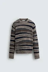 Jersey de punto con diseño de rayas horizontales en tonos tierra, azul marino y gris. Presenta cuello redondo, manga larga y terminaciones en rib acanalado.