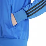 Campera deportiva Adidas Firebird TT color azul con cierre frontal, cuello alto, logo bordado en el pecho y tres rayas negras en las mangas.