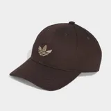 Gorra Adidas modelo Adicolor Classic Trefoil Baseball, color marrón con el logo del trébol bordado en tono dorado claro en el panel frontal. Cuenta con visera curvada y cierre ajustable con hebilla en la parte posterior.