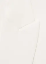Chaqueta tipo americana de diseño estructurado y corte recto, color blanco. Presenta cuello con solapas de muesca, cierre frontal con un botón, mangas largas con puños abotonados y dos bolsillos de parche frontales. Incluye forro interior.