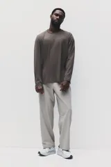 Remera deportiva de manga larga marrón con cuello redondo y tejido funcional con tecnología DryMove.