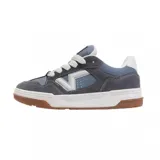 Championes Vans modelo Upland, con diseño de inspiración retro, confeccionados en una combinación de gamuza gris oscuro y cuero sintético azul claro. Presentan cordones blancos, suela intermedia blanca y suela exterior de goma color caramelo.