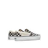 Zapatillas Vans Classic Slip-On con plataforma, sin cordones, con estampado a cuadros blancos y negros, cuello acolchado y suela waffle de caucho.