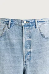 Jeans de denim de algodón color gris con efecto lavado, de corte relaxed barrel fit y tiro medio. Presenta diseño amplio con pinzas en las rodillas y costuras curvas, cierre frontal con botones y cinco bolsillos tradicionales.