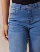 Jean bootcut de tiro alto, pierna recta y terminación bootcut. Pretina con pasadores, botón y cierre. Delantera y trasera con bolsillos.