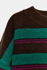 Jersey de punto con diseño de rayas horizontales en tonos marrón, verde y fucsia. Presenta cuello redondo, manga larga y terminaciones en rib.