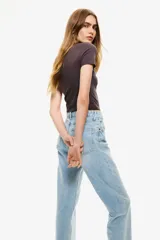 Remera corta de punto suave de algodón, con diseño entallado y cuello redondo ribeteado.