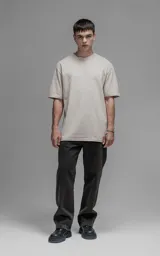 Remera de corte relajado con hombros caídos y silueta amplia, confeccionada en algodón premium. Presenta cuello redondo y mangas cortas, ofreciendo un calce cómodo y versátil.