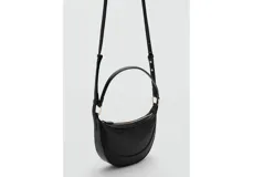 Bolso Ness de diseño ovalado y tamaño pequeño, color negro, con textura granulada, asa corta, cierre de cremallera superior y herrajes metálicos dorados.