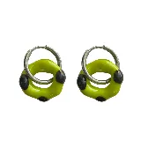 Aros tipo argolla con dije de vidrio en forma de dona color verde limón con lunares negros.