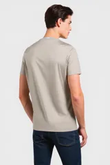 Remera de manga corta y cuello redondo, de corte clásico y diseño liso.