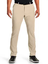 Pantalón Under Armour Drive Tapered para hombre, de corte cónico y color beige, con diseño de frente plano, bolsillos laterales y traseros, ideal para golf o uso casual.