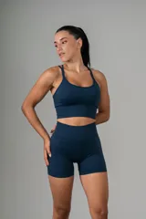 Short deportivo color marrón, de tiro alto y corte ajustado.