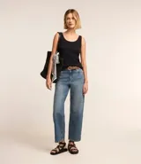 Blusa musculosa de ribana color blanco, con escote en U.