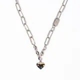 Colgante plateado con cadena de eslabones rectangulares y dije de corazón.