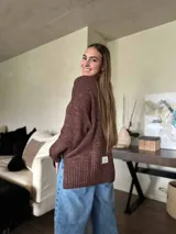 Sweater de punto color crudo con lurex, de silueta holgada y cuello redondo.