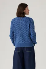 Sweater azul de punto trenzado con cuello redondo y mangas largas.
