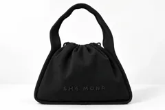Cartera tipo shopper de nylon acanalado color negro, con cierre de cordón ajustable, asas superiores cómodas y logo en relieve de la marca She Mona.