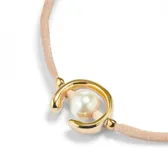 Pulsera de hilo color salmón con dije de herradura dorada con perla.