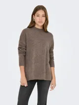 Sweater de punto con cuello alto y diseño oversize de manga larga, confeccionado en una mezcla de poliéster reciclado, lana y elastano.
