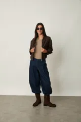 Campera corta de cuero sintético marrón, con cuello camisero y cierre frontal.