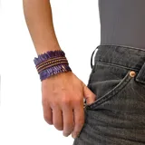 Pulsera tipo brazalete hecho en lentejuelas delgadas color lila y strass dorados.