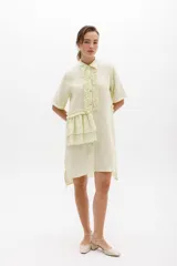 Vestido camisero color ladrillo con cuello, cartera y volados frontales y laterales en lino color lima. De calce relajado y mangas cortas.