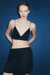 Short liso de tejido satinado color azul marino, de tiro medio con cintura elástica y botones frontales ocultos bajo sopata.