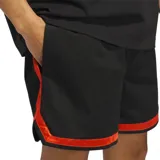 Shorts Adidas negros con cintura elástica, cordón de ajuste naranja, logo naranja en la pierna izquierda y ribete naranja en el ruedo.