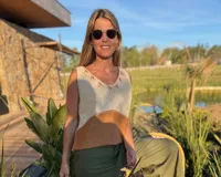 Top sin mangas de cuero color beige con detalles en marrón y bordado de hojas.