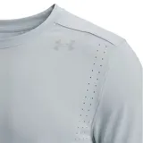 Remera deportiva Under Armour modelo Velocity Pro, de color gris claro, manga corta y cuello redondo. Cuenta con perforaciones sutiles en los laterales para mayor ventilación y el logo de la marca estampado en el pecho.