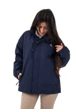 Campera gris impermeable con capucha, forro polar, cierre reforzado y bolsillos con cierre.