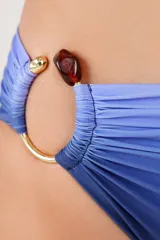 Bombacha de bikini con diseño degradado en tonos azules y efecto fruncido. Cuenta con una argolla metálica lateral con detalle de resina.