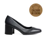 Zapato de vestir Usaflex Dana, color negro, de cuero, con taco bajo y punta redonda. Incorpora tecnología antibacteriana y plantilla anatómica para mayor confort.