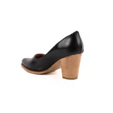 Zapato de tacón alto en cuero negro, con taco ancho texturizado símil madera y suela en tonos marrones.