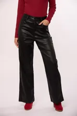 Pantalon de corte recto confeccionado en eco cuero color marrón, con cierre frontal y bolsillos laterales.