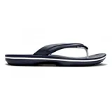 Ojotas tipo flip-flop de color verde oliva con una franja blanca decorativa alrededor de la entresuela. La suela es texturizada y la tira es de TPU.